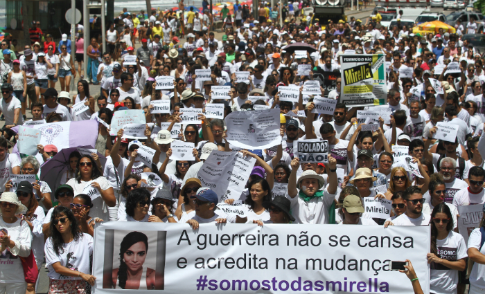 Centenas de pessoas foram às ruas pedir celeridade nas investigações do caso de feminicídio que tirou a vida de Mirella. Foto: Julio Jacobina/DP 