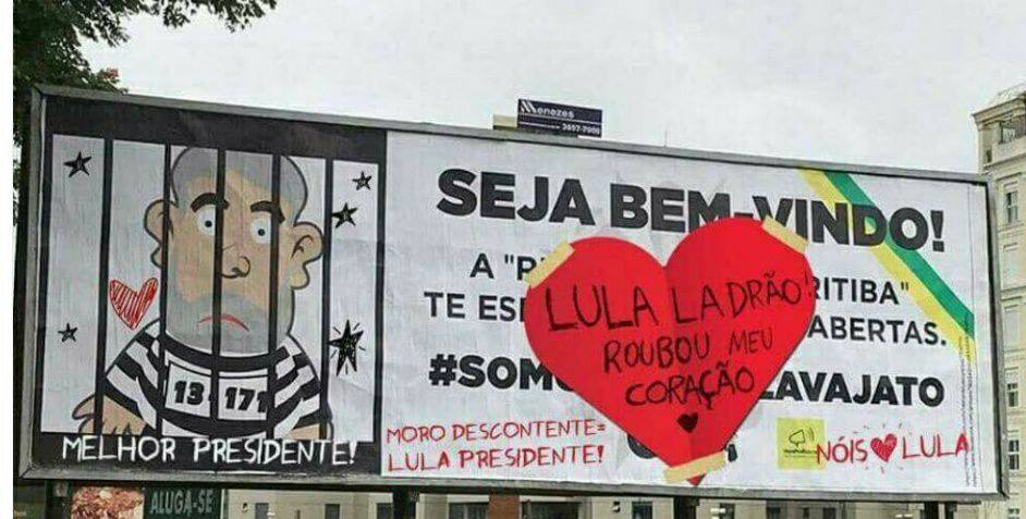 Outdoor nas ruas de Curitiba.