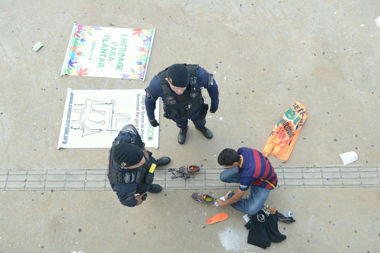 Jovem sendo revistado até no sapato durante Marcha da Maconha de Brasília este ano. Foto: Mídia NINJA
