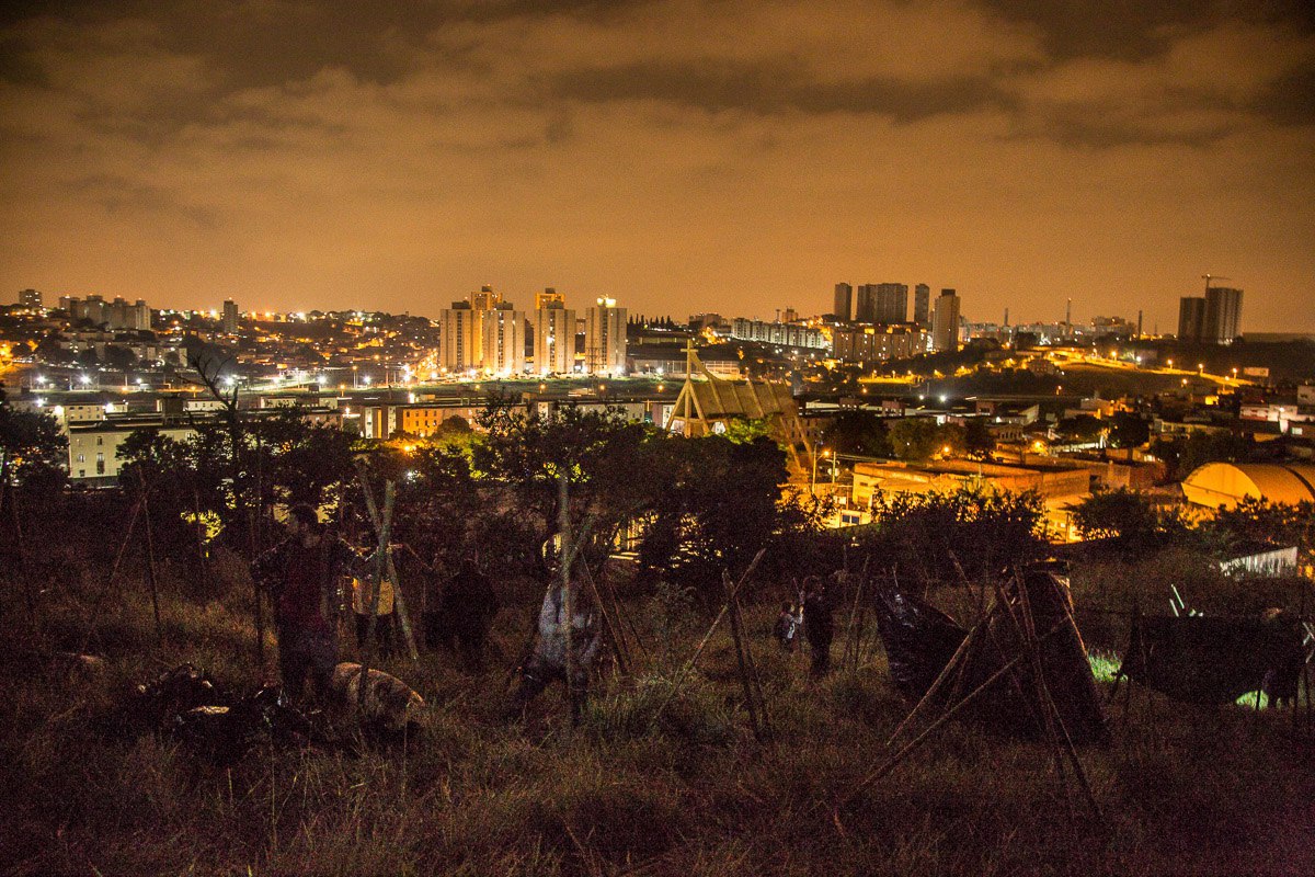 Dezenas de famílias se instalaram com sucesso no terreno público da Cohab, abandonado há anos pelo descaso do estado. Foto: Mídia NINJA