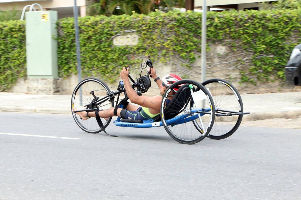 Atleta de costas corre sobre um handcycle