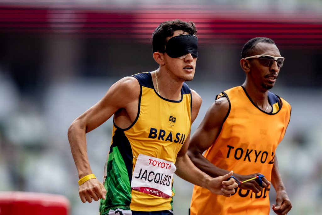 Yeltsin Jacques corre com seu guia nas qualificatórias dos 1500m no Tokyo Olimpic Stadium