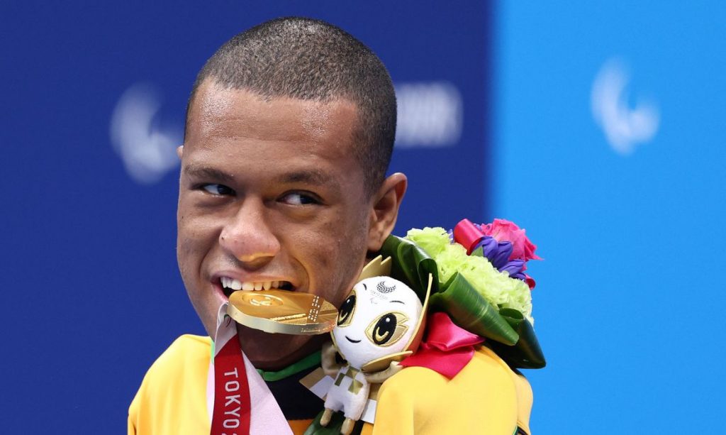 Gabrielzinho abocanha medalha de ouro durante pódio
