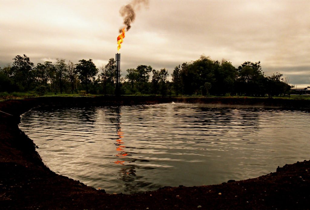Mechero encendido en Sucumbíos. Archivo Acción Ecológica