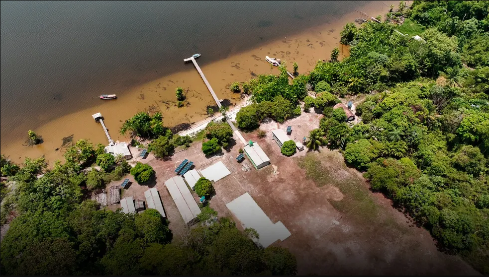 Comunidade ribeirinha em assentamento estadual à margem do rio Anapu, em Portel, onde foram vendidos créditos de carbono — Foto Giaccomo Voccio g1
