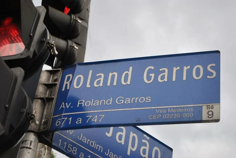 Placa de rua com nome de Rolland Garros