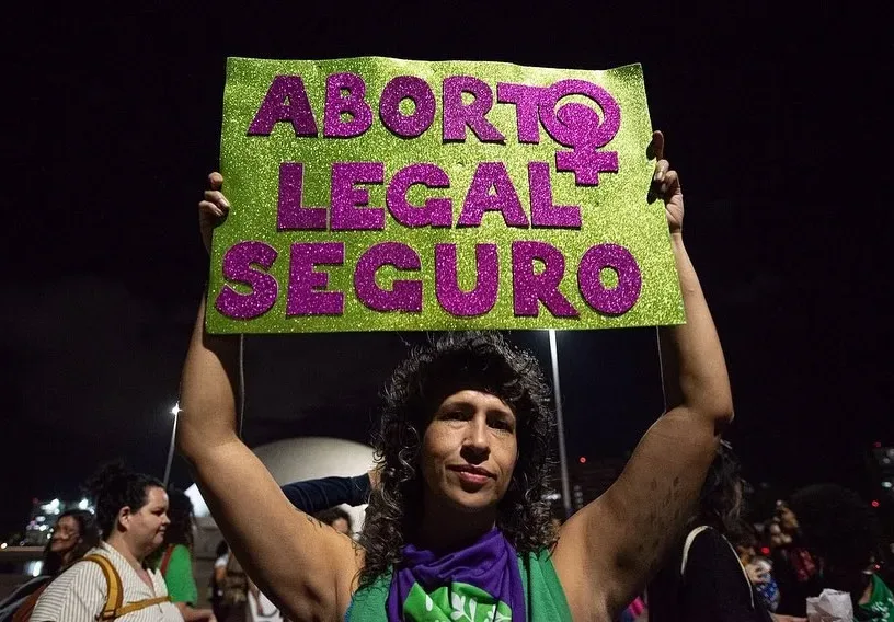 aborto legal: pessoa manifestando a favor