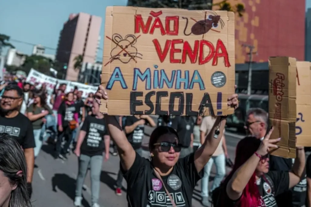 mulher protestando contra a PL 345/2024 do Paraná que privatiza escolas públicas