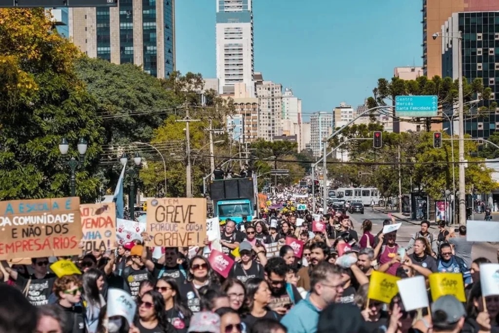 manifestação contra a PL 345/2024 do Paraná que privatiza escolas públicas