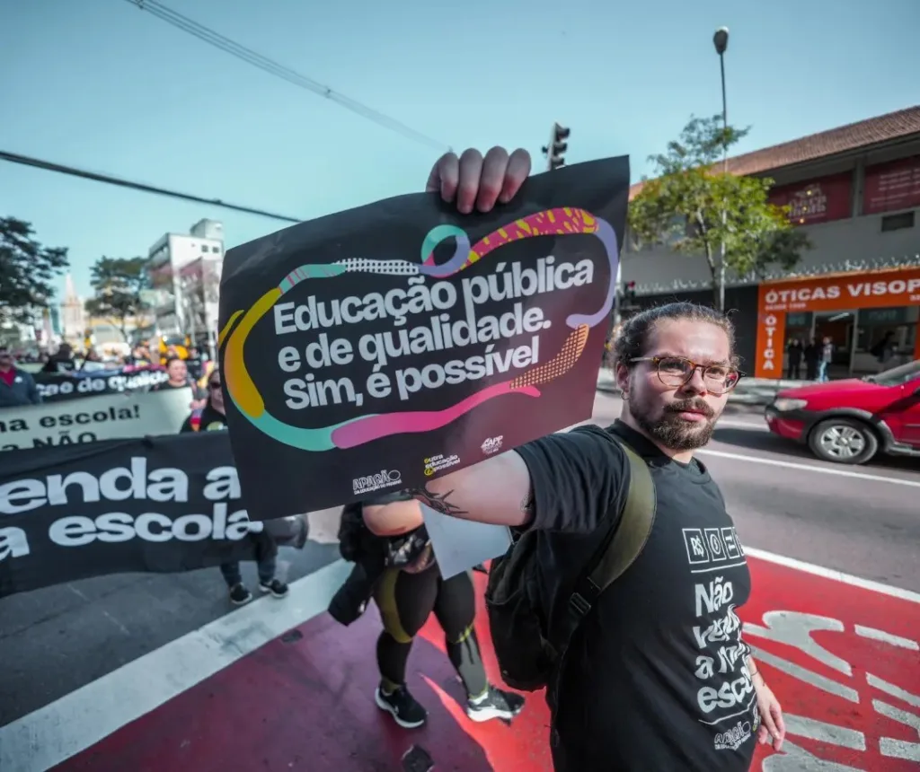 homem protestando contra a PL 345/2024 do Paraná que privatiza escolas públicas