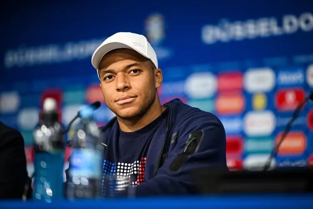 Imagem de Mbappé em coletiva de imprensa