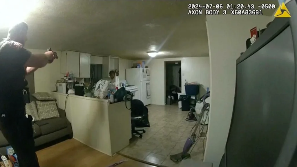 Imagens de câmeras corporais gravadas na segunda-feira mostram a execução policial de Sonya Massey, uma mulher negra de 36 anos, em sua casa em Springfield, Illinois, na madrugada de 6 de julho. O assassinato brutal provocou consternação e raiva generalizadas, incluindo exigências para o fim do reinado de terror policial no medio da campanha presidencial nos Estados Unidos. 
