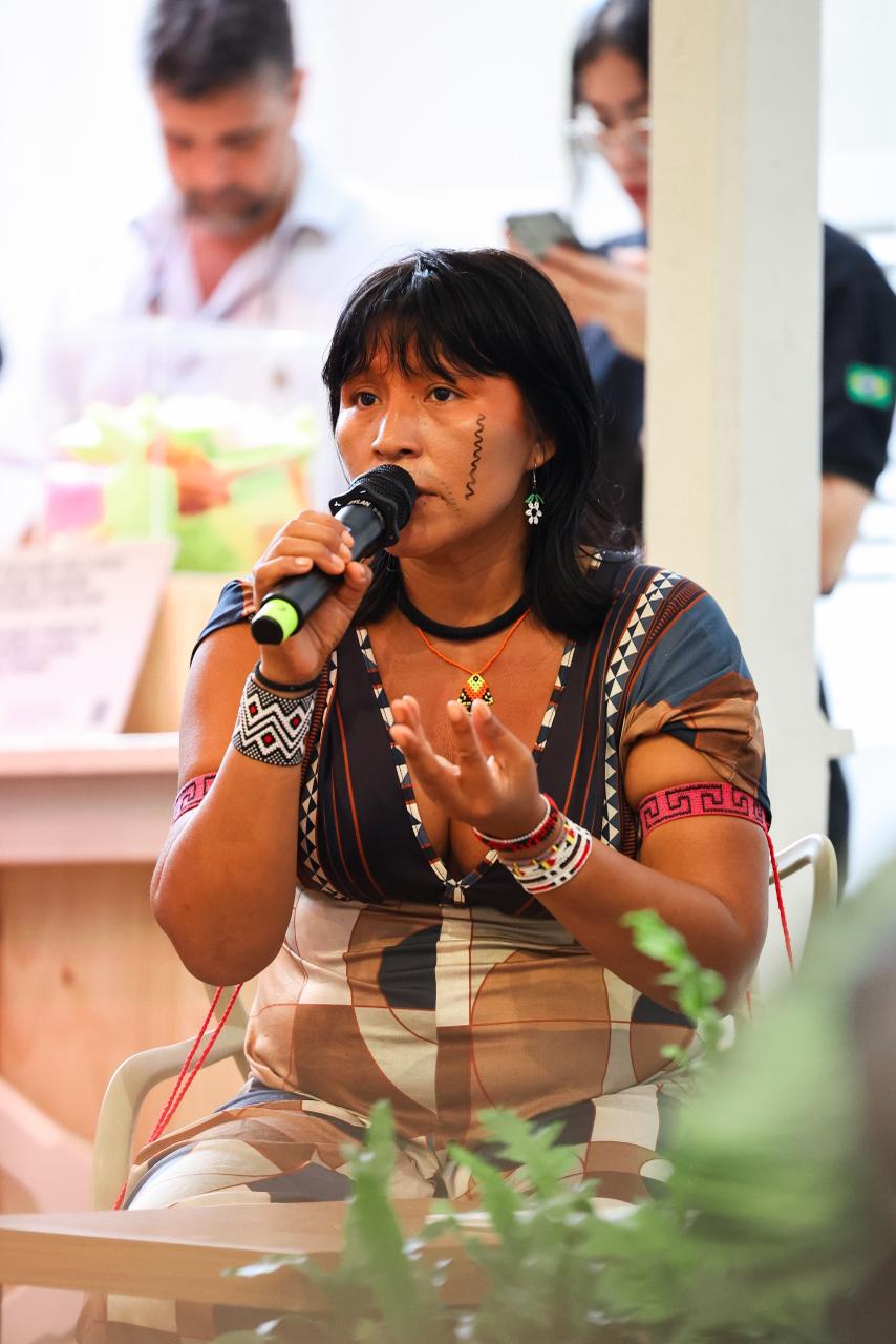 Quando a COP 30 escuta quem sempre soube cuidar da terra: Ehuana Yanomami domina a cena de espaço suíço