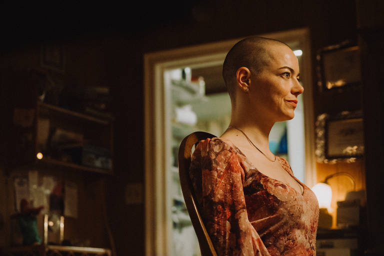 ‘Bugonia’: Por que na adaptação de Yorgos Lanthimos o alienígena é uma mulher?