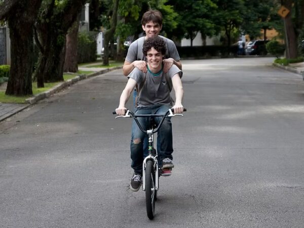 ‘Hoje Eu Quero Voltar Sozinho’ 12 anos depois: quando crescer também é se enxergar