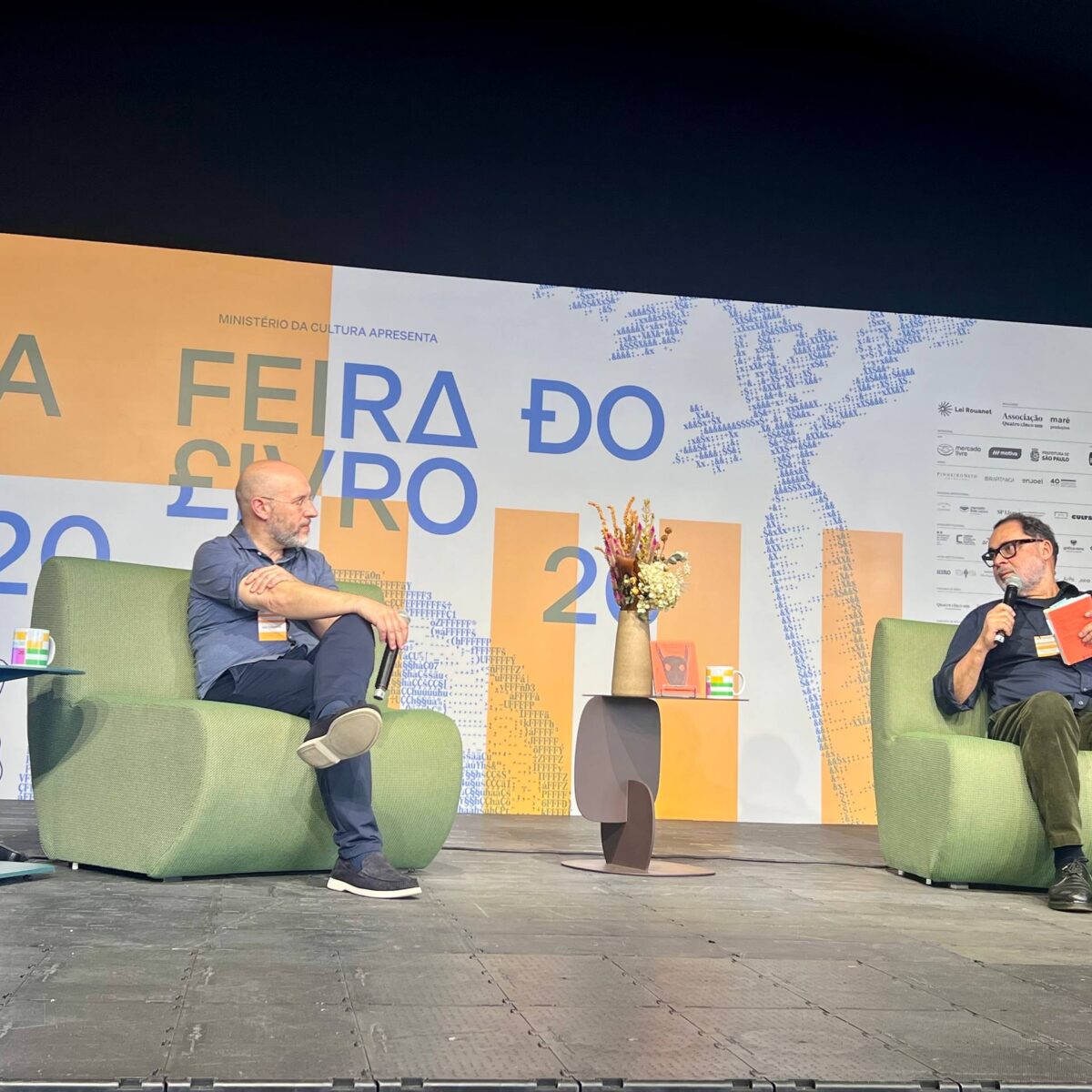 Ruy Tavares discute guerras culturais, tecnologia e os desafios da democracia na Feira do Livro